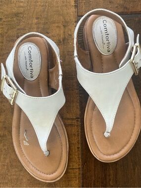 Comfortiva white leather sandals sz 9.5